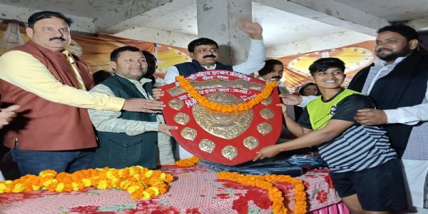 चौसा में फुटबॉल प्रतियोगिता में यूपी एकादश ने झारखंड एकादश को 1-0 से हराया