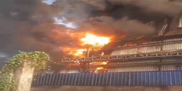 हावड़ा में दो जगह भयावह आग, जूट गोदाम जलकर राख