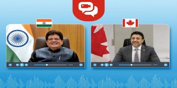 कनाडा के अंतरराष्ट्रीय व्यापार मंत्री मनिंदर सिद्धू के बीच बातचीत करते हुए गोयल
