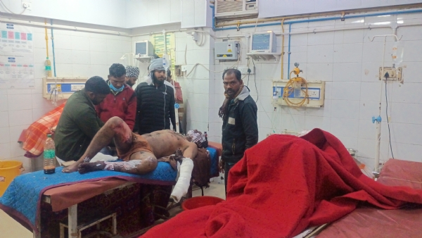 सिलेंडर ब्लास्ट में घायल लोग जिला अस्पताल में भर्ती इलाज करवाते हुए