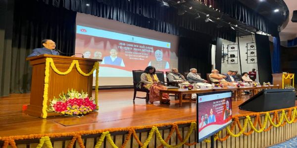 जे पी नड्डा बिहार के सांसदों के साथ संवाद करते हुए