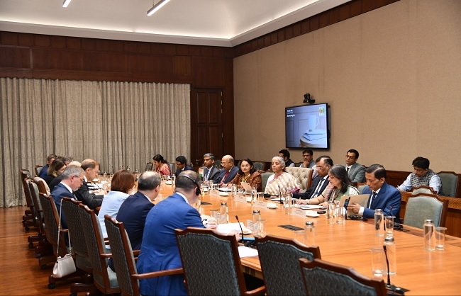 रूस के प्रथम उपप्रधानमंत्री डेनिस मेंटुरोव के साथ मुलाकात करते वित्‍त मंत्री