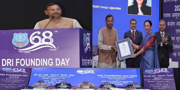 डीआरआई के 68वें स्थापना दिवस के उद्घाटन समारोह को संबोधित करते पंकज चौधरी डीआरआई के 68वें स्थापना दिवस के उद्घाटन समारोह को संबोधित करते पंकज चौधरी