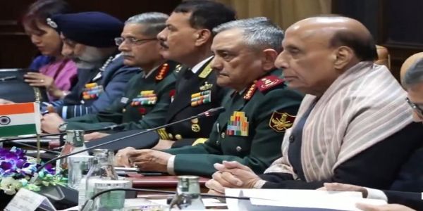 रूसी रक्षा मंत्री आंद्रेई बेलौसोव के साथ बैठक करते राजनाथ सिंह रूसी रक्षा मंत्री आंद्रेई बेलौसोव के साथ बैठक करते राजनाथ सिंह