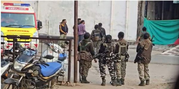 सुरक्षा बल के जवान सुरक्षा में रखे गए नक्सलियों के शव के बाहर खड़े हुए सुरक्षा बल के जवान सुरक्षा में रखे गए नक्सलियों के शव के बाहर खड़े हुए