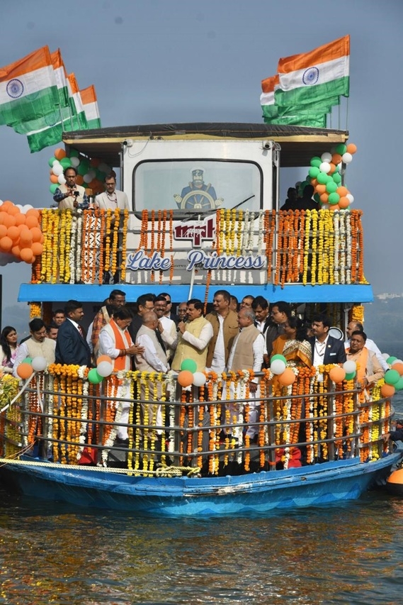 मुख्यमंत्री डॉ. मोहन यादव ने भोपाल के बोट क्लब पर शिकारा नाव का शुभारंभ कर अपर लेक पर सैर की