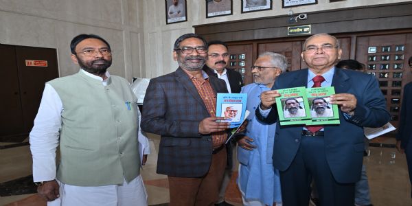 मुख्यमंत्री को शिबू सोरेन पर लिखी तीन पुस्तकें की भेंट