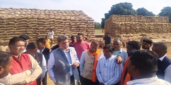 भाजपा प्रदेश अध्यक्ष किरण देव ने जामावाड़ा धान खरीद केंद्र में किसानों से की चर्चा, दिए निर्देश