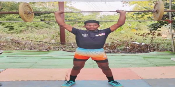 ग्रामीण युवक ने जिलास्तरीय वेटलिफ्टिंग के बस्तर ओलिंपिक में प्रथम स्थान प्राप्त किया