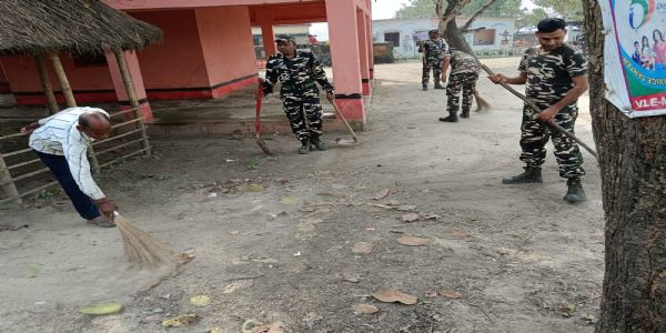एसएसबी जवानों ने सिकटी के कुचहा में चलाया स्वच्छता अभियान