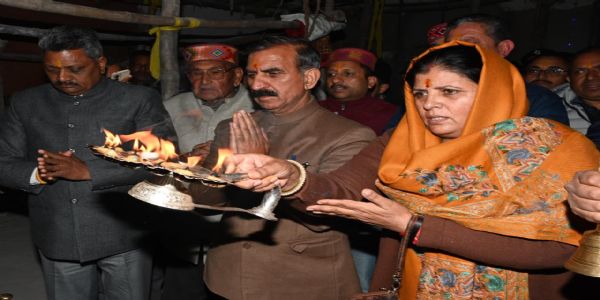 मुख्यमंत्री ने धर्मपत्नी सहित मां चामुंडा में की पूजा अर्चना