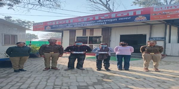 अविवाहित अधेड़ किसान को हनी ट्रैप में फंसाकर पांच लाख लूटने वाली दो सगी बहनों समेत तीन गिरफ्तार