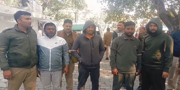 चोरी की कारें बिहार में बेचने वाले चार शातिर गिरफ्तार, पांच गाड़ियां हुई बरामद