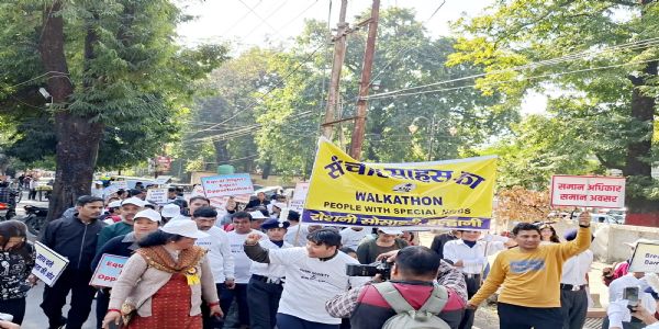 मानसिक दिव्यांग बच्चों का पेरेंट्स, प्रेक्टिशनर, एजुकेटर्स के साथ एक पैदल मार्च