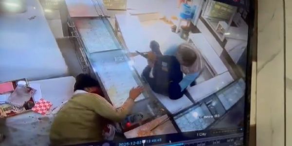 माेदीनगर में दिनदहाड़े सर्राफा व्यापारी की चाकू से गाेदकर हत्या, भीड़ ने आरोपित को पकड़कर पुलिस काे साैंपा