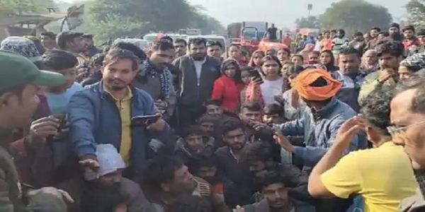 रतलामः सरकारी जमीन पर बन रही धर्मशाला को तोड़ने पर हंगामा, समाजजनों ने फोरलेन पर किया चक्काजाम