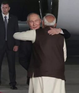 दिल्ली पहुंचे पुतिन, मोदी ने किया गर्मजोशी से स्वागत