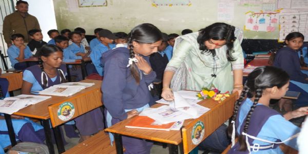 सिवनीः कलेक्टर का औचक निरीक्षण, स्कूलों की व्यवस्थाओं का लिया जायज़ा, बच्चों को दिए करियर मंत्र