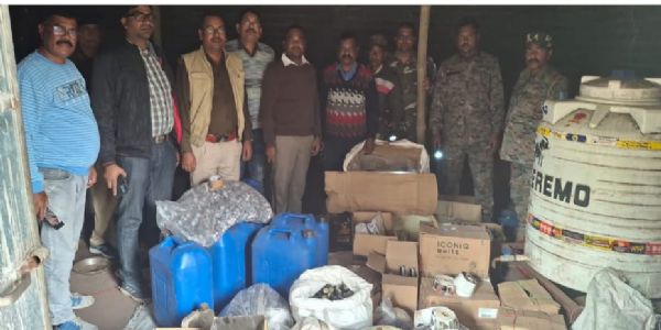 सरायकेला में जंगल के बीच चल रही अवैध विदेशी शराब फैक्ट्री का भंडाफोड़