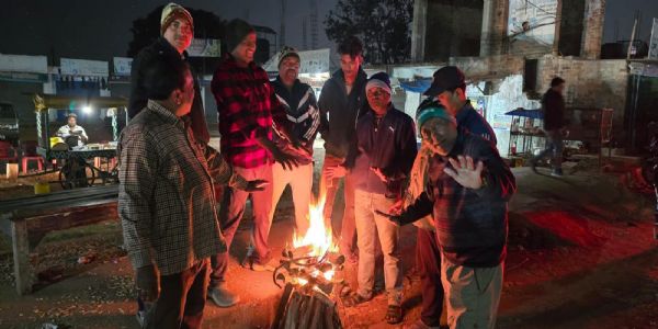 बढ़ती ठंड के बीच जिला प्रशासन सक्रिय, जिले में आवश्यक स्थानों में अलाव की व्यापक व्यवस्था