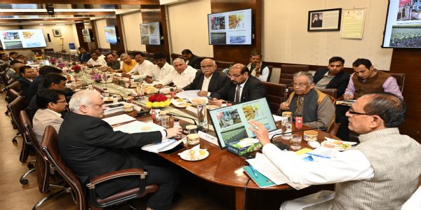 केंद्रीय कृषि एवं किसान कल्याण और ग्रामीण विकास मंत्री शिवराज सिंह चौहान की अध्यक्षता में गुरुवार को कृषि भवन राष्ट्रीय बागवानी बोर्ड (एऩएचबी) के निदेशक मंडल की 33वीं बैठक केंद्रीय कृषि एवं किसान कल्याण और ग्रामीण विकास मंत्री शिवराज सिंह चौहान की अध्यक्षता में गुरुवार को कृषि भवन राष्ट्रीय बागवानी बोर्ड (एऩएचबी) के निदेशक मंडल की 33वीं बैठक