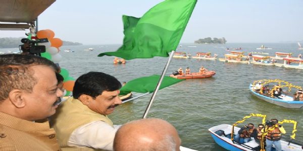 मुख्यमंत्री डॉ. मोहन यादव ने भोपाल के बोट क्लब पर शिकारा नाव का शुभारंभ किया
