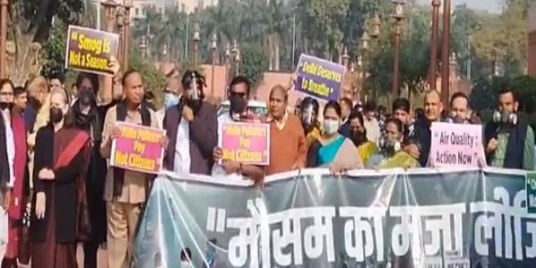 संसद के मकत द्वार पर प्रदर्शन करते विपक्षी सांसद