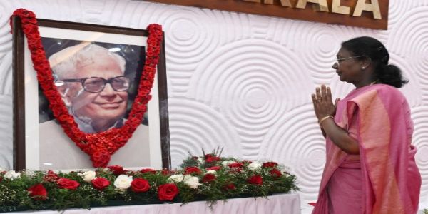 पूर्व राष्ट्रपति आर वेंकटरमन की जयंती पर नमन करतीं राष्ट्रपति द्रौपदी मुर्मू