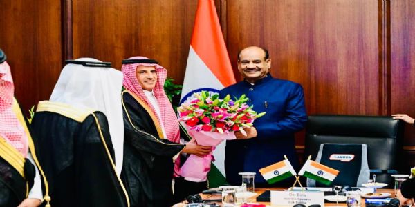 सऊदी नेता से मुलाकात करते लोकसभा अध्यक्ष