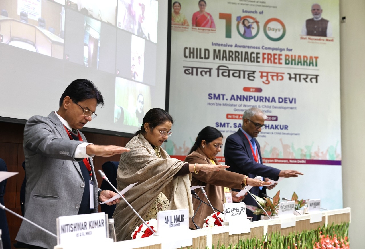 बाल विवाह मुक्त भारत बनाने के लिए केन्द्रीय मंत्री के साथ अधिकारी शपथ लेते हुए बाल विवाह मुक्त भारत बनाने के लिए केन्द्रीय मंत्री के साथ अधिकारी शपथ लेते हुए