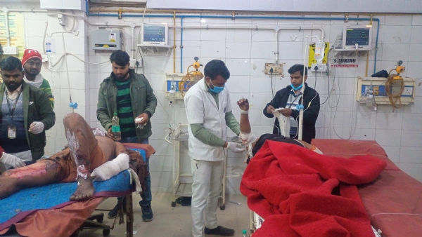 जिला अस्पताल में भर्ती ब्लास्ट में घायल लोग का इलाज करे हुए चिकित्सक