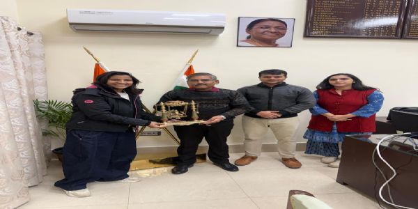 वर्ल्ड कप जीतने वाली भारतीय महिला क्रिकेट टीम का हिस्सा रही  स्नेहा राणा को सम्मानित करते डीआरएम।