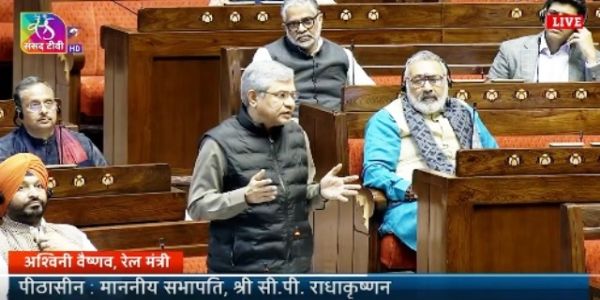 रेल मंत्री अश्विनी वैष्णव शुक्रवार को राज्यसभा में प्रश्नकाल के दौरान सवालों के जवाब देते हुए