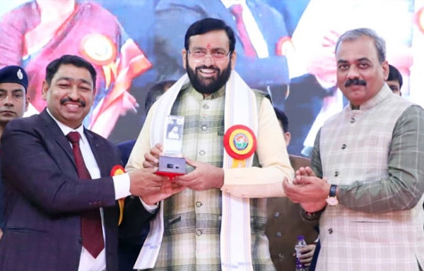 सोनीपत मुख्यमंत्री नायब सैनी को खेल विश्वविद्यालय राई के कुलपति अशोक कुमार स्मृति चिह्न देते हुए सोनीपत मुख्यमंत्री नायब सैनी को खेल विश्वविद्यालय राई के कुलपति अशोक कुमार स्मृति चिह्न देते हुए