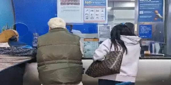 इंदौर एयरपोर्ट पर यात्री पूछताछ करते हुए इंदौर एयरपोर्ट पर यात्री पूछताछ करते हुए