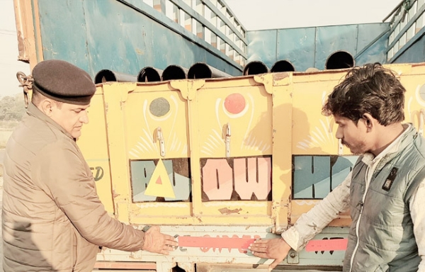 सोनीपत पुलिस ने सड़क दुर्घटनाओं की रोकथाम के लिए वाहनों पर रिफ्लेक्टर लगाते हुए सोनीपत पुलिस ने सड़क दुर्घटनाओं की रोकथाम के लिए वाहनों पर रिफ्लेक्टर लगाते हुए