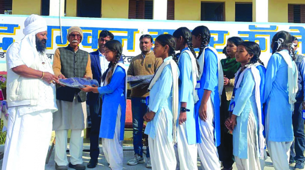 स्वेटर वितरित करते हुए महन्त जयेंद्र मुनि