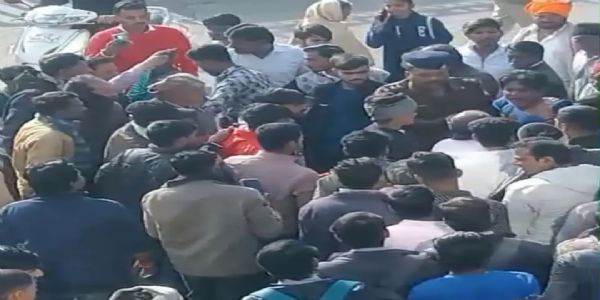 आगर मालवा : छेड़छाड़ कर रहे वर्ग विशेष के युवक की लोगों ने पकडकर जमकर की पिटाई