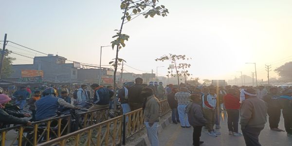 शिवपुर तरना ओवरब्रिज पर सड़क हादसा: पूर्व प्रधान के बेटे की मौत, आक्रोशित लोगों ने लगाया चक्काजाम
