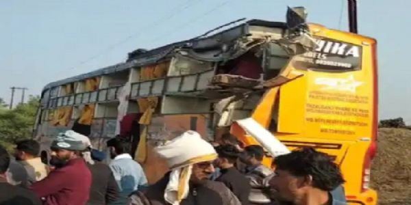 मप्र के गुना में लखनऊ से इंदौर जा रही बस अनियंत्रित होकर पलटी, एक यात्री की मौत और 16 घायल