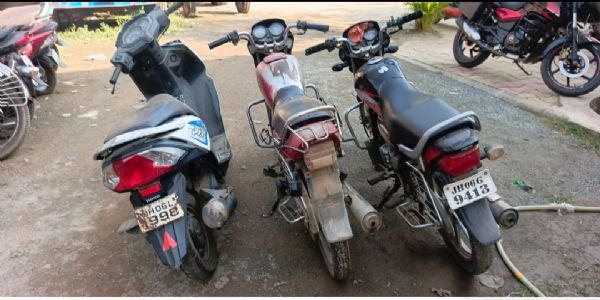 वाहन चोरी के तीन आरोपित गिरफ्तार, चोरी की दो बाइक और एक स्कूटी बरामद