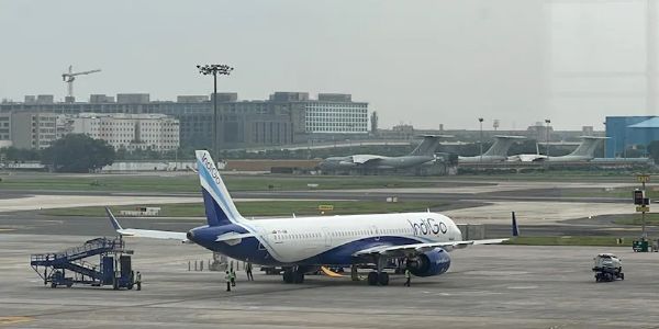 बेंगलुरु हवाई अड्डे पर इंडिगो की 102 उड़ानें रद्द, यात्री फंसे