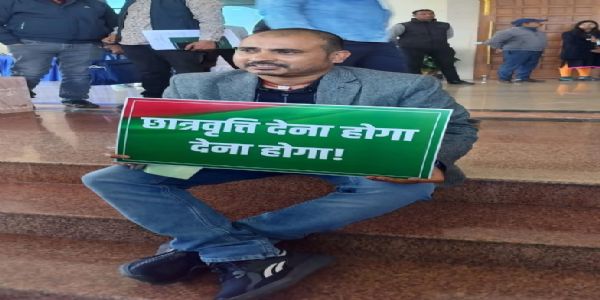 आजसू विधायक ने पोस्ट-मैट्रिक छात्रवृत्ति के भुगतान की मांग को लेकर विधानसभा के सामने दिया धरना