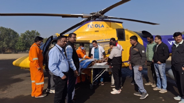 दमोह-प्रथम बार दमोह से किसी मरीज को मिली एयर एम्बूलेंस की सुविधा दमोह-प्रथम बार दमोह से किसी मरीज को मिली एयर एम्बूलेंस की सुविधा