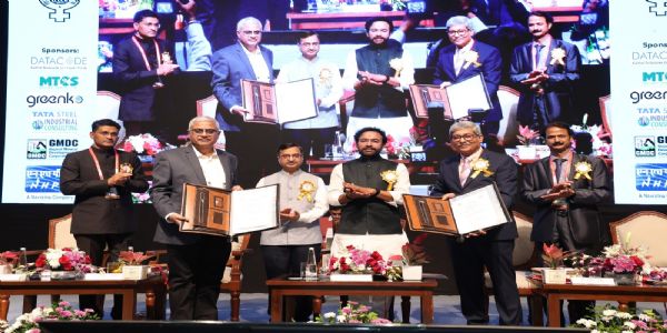 आईआईटी खड़गपुर और जीएसआई के बीच समझौता ज्ञापन के आदान-प्रदान का दृश्य।