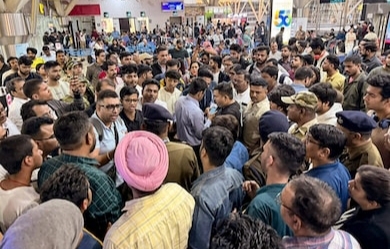 कोलकाता इंडिगो फ्लाइट कैंसल के वजह से भीड़ कोलकाता इंडिगो फ्लाइट कैंसल के वजह से भीड़