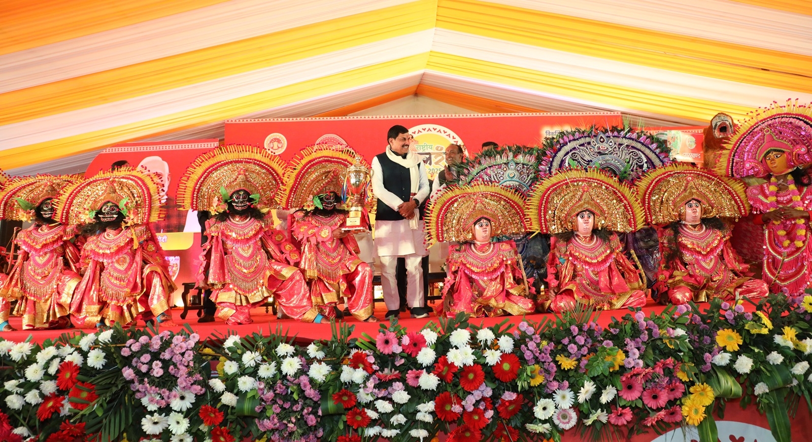 मुख्यमंत्री डॉ. मोहन यादव ने राष्ट्रीय बाल रंग समापन समारोह में सांस्कृतिक कार्यक्रम प्रस्तुत करने वाले होनहार कलाकारों के साथ ग्रुप फोटो क्लिक करवाए। मुख्यमंत्री डॉ. मोहन यादव ने राष्ट्रीय बाल रंग समापन समारोह में सांस्कृतिक कार्यक्रम प्रस्तुत करने वाले होनहार कलाकारों के साथ ग्रुप फोटो क्लिक करवाए।