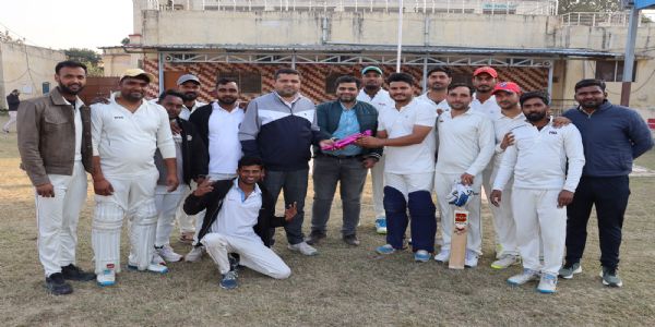 अंतर विभागीय रेलवे क्रिकेट टूर्नामेंट के पहले दिन विजेता टीम। अंतर विभागीय रेलवे क्रिकेट टूर्नामेंट के पहले दिन विजेता टीम।