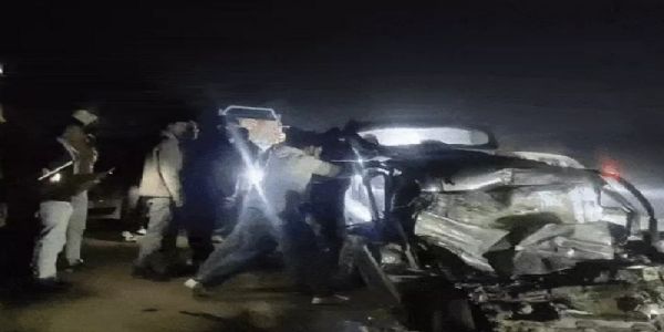 ट्रक और कार की जोरदार भिड़ंत