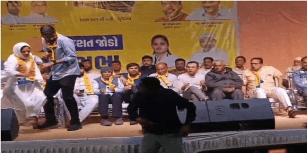 आप के विधायक पर एक युवक ने मारा जुटा